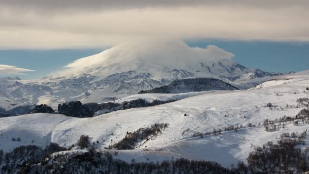 La formación y movimiento de nubes sobre el volcán Elbrus en las montañas del Cáucaso en invierno . — Vídeos de Stock