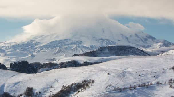 Oluşumu ve bulutların üzerinde volkan Elbrus kış Kafkasya dağlarında hareketi. — Stok video