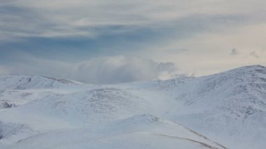 Oluşumu ve bulutların üzerinde volkan Elbrus kış Kafkasya dağlarında hareketi.