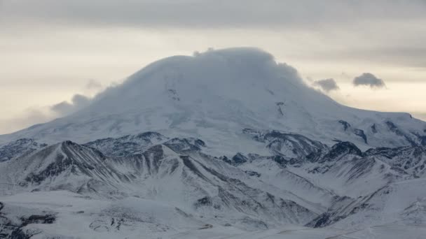 De vorming en verplaatsing van wolken boven de vulkaan Elbroes in de Kaukasus in de winter. — Stockvideo