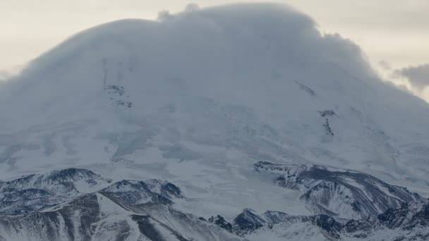 De vorming en verplaatsing van wolken boven de vulkaan Elbroes in de Kaukasus in de winter. — Stockvideo