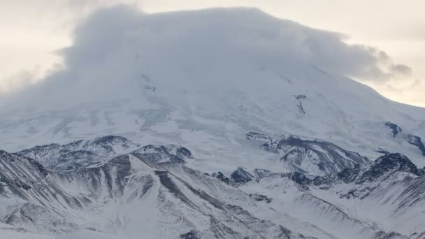 La formation et le déplacement de nuages au-dessus du volcan Elbrus dans les montagnes du Caucase en hiver . — Video
