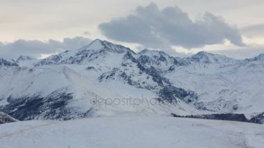 Oluşumu ve bulutların üzerinde volkan Elbrus kış Kafkasya dağlarında hareketi.