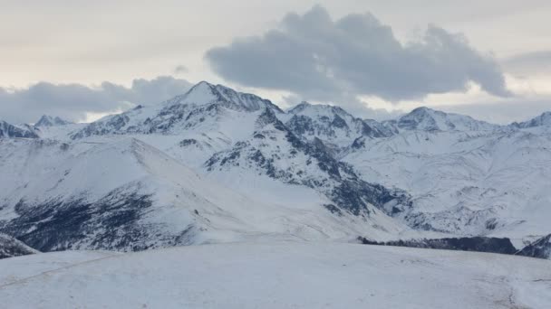 Formacji i ruchu chmur nad wulkan Elbrus w górach Kaukazu, w zimie. — Wideo stockowe