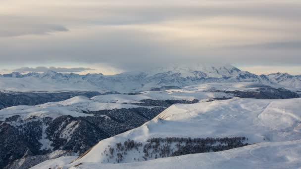 Bildning och rörelse av moln ovanför vulkanen Elbrus i Kaukasus bergen på vintern. — Stockvideo