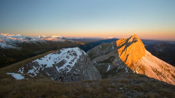 Goldener Herbst an den Hängen der Berge des Kaukasus und der Adygäa im Naturpark Großthach — Stockvideo