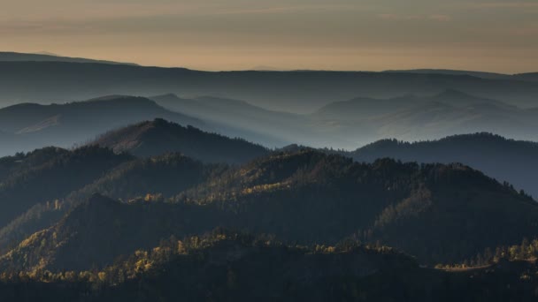 Otoño dorado en las laderas de las montañas del Cáucaso y Adygea en el parque natural Big Thach — Vídeos de Stock