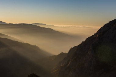Kafkasya ve doğal park büyük Thach Adıge dağlarının eteklerinde altın sonbahar