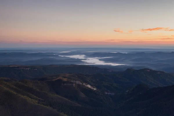 Kafkasya ve doğal park büyük Thach Adıge dağlarının eteklerinde altın sonbahar