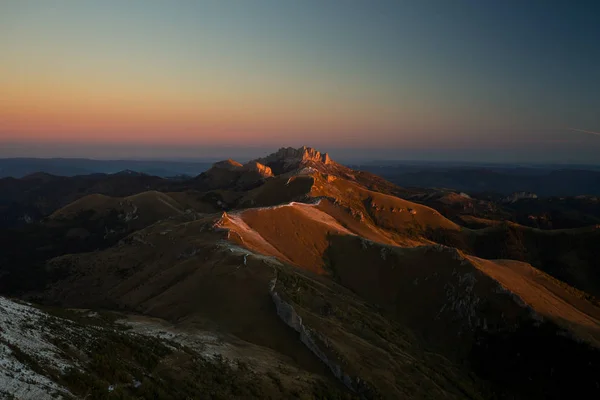 Otoño dorado en las laderas de las montañas del Cáucaso y Adygea en el parque natural Big Thach — Foto de Stock