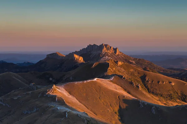Kafkasya ve doğal park büyük Thach Adıge dağlarının eteklerinde altın sonbahar