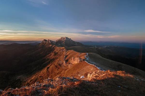 Outono dourado nas encostas das montanhas do Cáucaso e Adygea no parque natural Big Thach — Fotografia de Stock