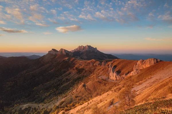 Otoño dorado en las laderas de las montañas del Cáucaso y Adygea en el parque natural Big Thach — Foto de Stock