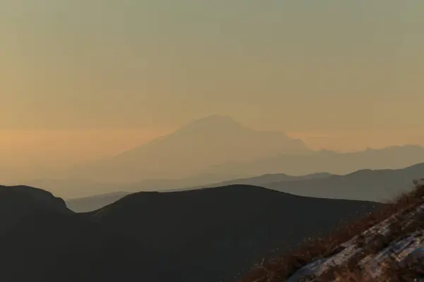 Gyllene höst på sluttningarna av bergen i Kaukasus och Adygeiska i naturparken stora Thach — Stockfoto
