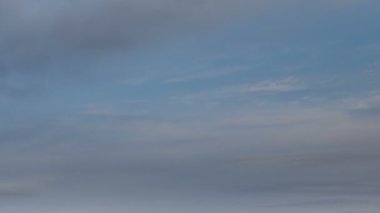 Kış fırtına bulutları Don bozkırlarında üzerinde hızlı hareket.