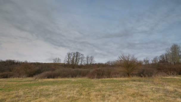 Déplacement rapide de nuages orageux hivernaux au-dessus des steppes du Don .