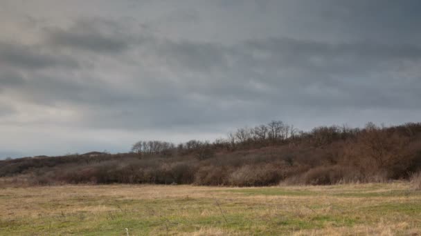 快速移动的唐大草原上空的冬季风暴云. — 图库视频影像