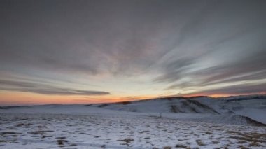 Oluşumu ve bulutların üzerinde volkan Elbrus kış Kafkasya dağlarında hareketi.