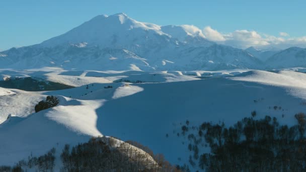 De vorming en verplaatsing van wolken boven de vulkaan Elbroes in de Kaukasus in de winter. — Stockvideo