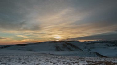 Oluşumu ve bulutların üzerinde volkan Elbrus kış Kafkasya dağlarında hareketi.