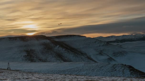 A formáció és a felhők fölött a vulkán a kaukázusi hegyekben télen Elbrus mozgása. — Stock videók