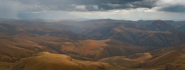 Cañón de montaña de otoño con cielo nublado y bosque de abedul . —  Fotos de Stock