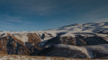 Oluşumu ve bulutların üzerinde volkan Elbrus kış Kafkasya dağlarında hareketi.