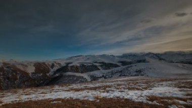 Oluşumu ve bulutların üzerinde volkan Elbrus kış Kafkasya dağlarında hareketi.