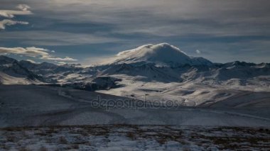 Oluşumu ve bulutların üzerinde volkan Elbrus kış Kafkasya dağlarında hareketi.