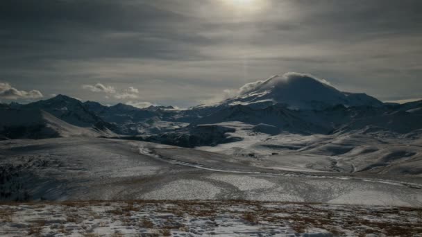 La formación y movimiento de nubes sobre el volcán Elbrus en las montañas del Cáucaso en invierno . — Vídeos de Stock