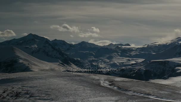 La formazione e il movimento delle nuvole sopra il vulcano Elbrus nelle montagne del Caucaso in inverno . — Video Stock