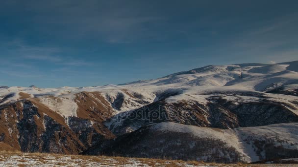 La formación y movimiento de nubes sobre el volcán Elbrus en las montañas del Cáucaso en invierno . — Vídeos de Stock