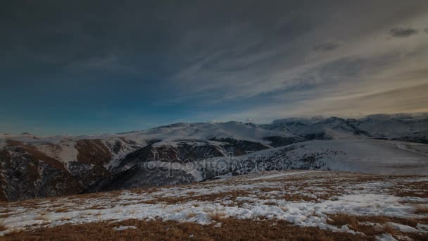 Tvorbu a pohyb mraků nad sopka Elbrus na Kavkaze v zimě. — Stock video