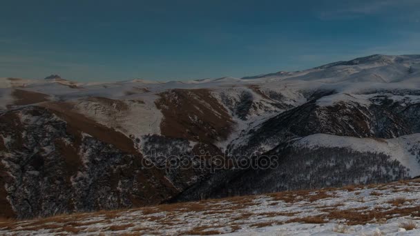 La formation et le déplacement de nuages au-dessus du volcan Elbrus dans les montagnes du Caucase en hiver . — Video