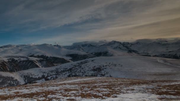 La formación y movimiento de nubes sobre el volcán Elbrus en las montañas del Cáucaso en invierno . — Vídeos de Stock