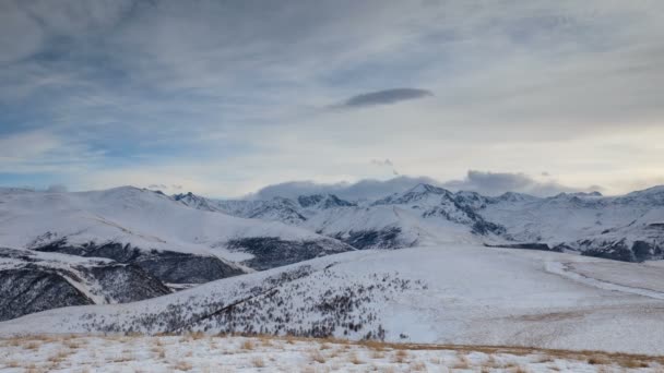 A formação e movimento de nuvens acima do vulcão Elbrus nas montanhas do Cáucaso no inverno . — Vídeo de Stock