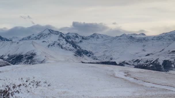La formación y movimiento de nubes sobre el volcán Elbrus en las montañas del Cáucaso en invierno . — Vídeos de Stock