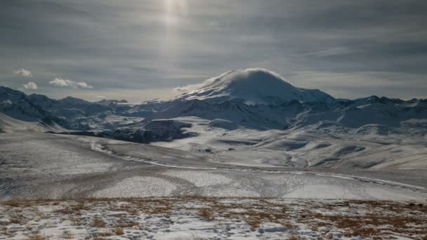 De vorming en verplaatsing van wolken boven de vulkaan Elbroes in de Kaukasus in de winter. — Stockvideo