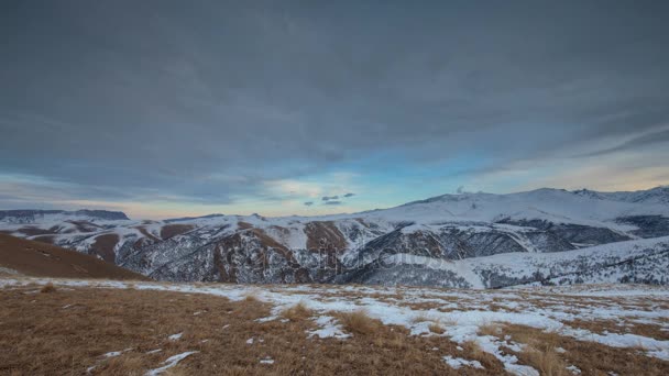 De vorming en verplaatsing van wolken boven de vulkaan Elbroes in de Kaukasus in de winter. — Stockvideo