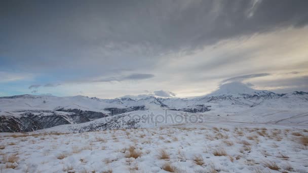 La formación y movimiento de nubes sobre el volcán Elbrus en las montañas del Cáucaso en invierno . — Vídeos de Stock