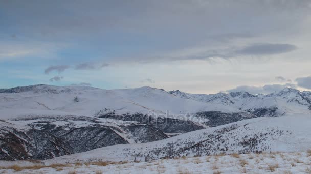 La formation et le déplacement de nuages au-dessus du volcan Elbrus dans les montagnes du Caucase en hiver . — Video