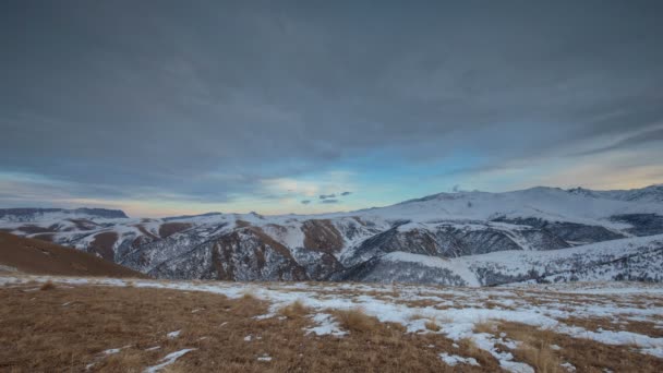 Oluşumu ve bulutların üzerinde volkan Elbrus kış Kafkasya dağlarında hareketi. — Stok video