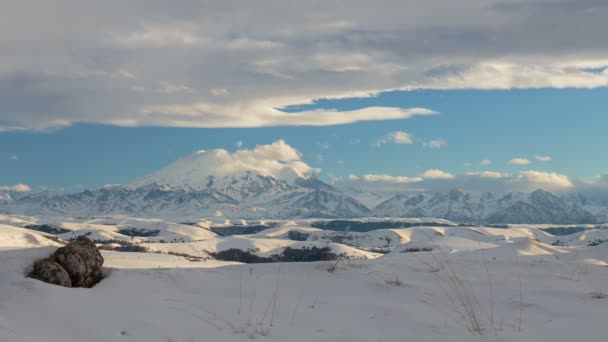 La formación y movimiento de nubes sobre el volcán Elbrus en las montañas del Cáucaso en invierno . — Vídeo de stock