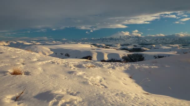 Bildning och rörelse av moln ovanför vulkanen Elbrus i Kaukasus bergen på vintern. — Stockvideo