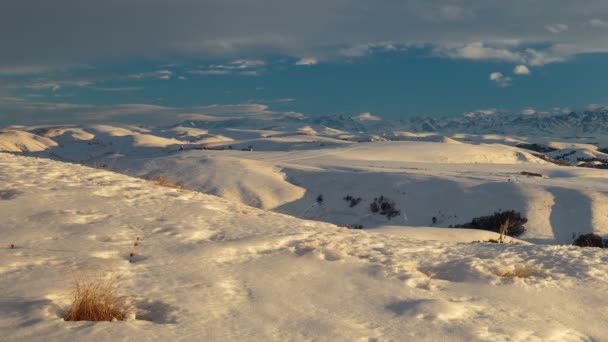 形成、エルブラス山冬のコーカサス山脈、火山の上の雲の動き. — ストック動画