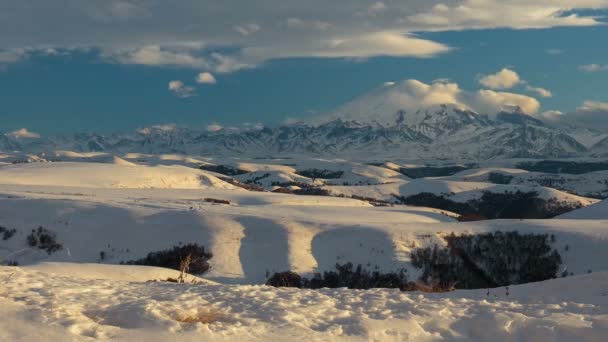 Formarea și mișcarea norilor deasupra vulcanului Elbrus în Munții Caucaz iarna . — Videoclip de stoc