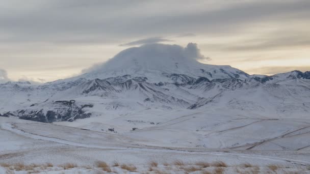 Образование и движение облаков над вулканом Эльбрус в горах Кавказа зимой . — стоковое видео