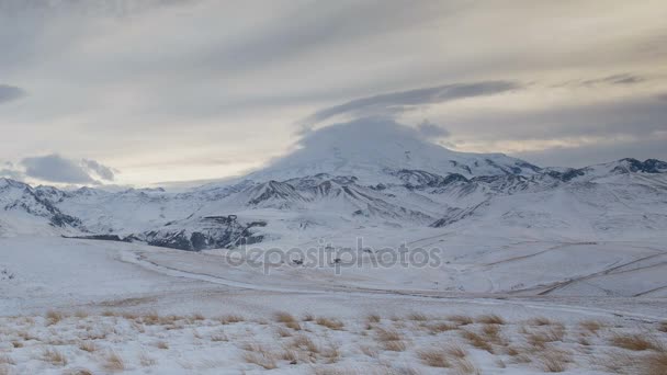 Formacji i ruchu chmur nad wulkan Elbrus w górach Kaukazu, w zimie. — Wideo stockowe