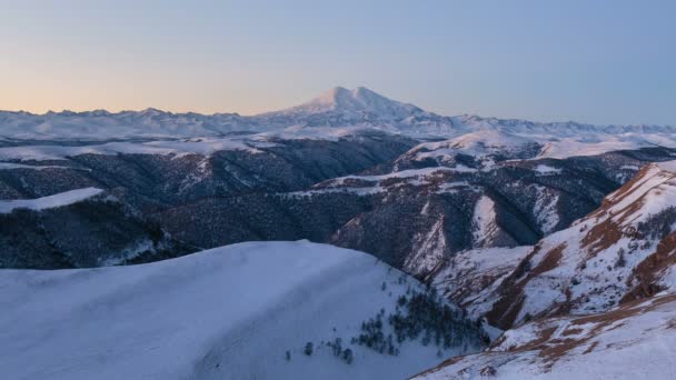 Oluşumu ve bulutların üzerinde volkan Elbrus kış Kafkasya dağlarında hareketi. — Stok video