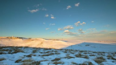 Oluşumu ve bulutların üzerinde volkan Elbrus kış Kafkasya dağlarında hareketi.